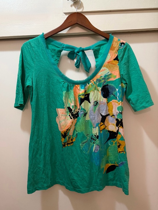 Akemi + Kin Tops - Akemi + Kin Green Floral Bow Back Cotton Top S